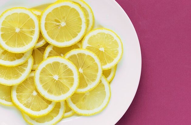 لیموں میں وٹامن سی پایا جاتا ہے جو کہ طاقت بڑھانے والا ہے۔